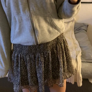 Zara Klänning - Super fin klänning från Zara som även kan användas som kjol, pris+frakt.