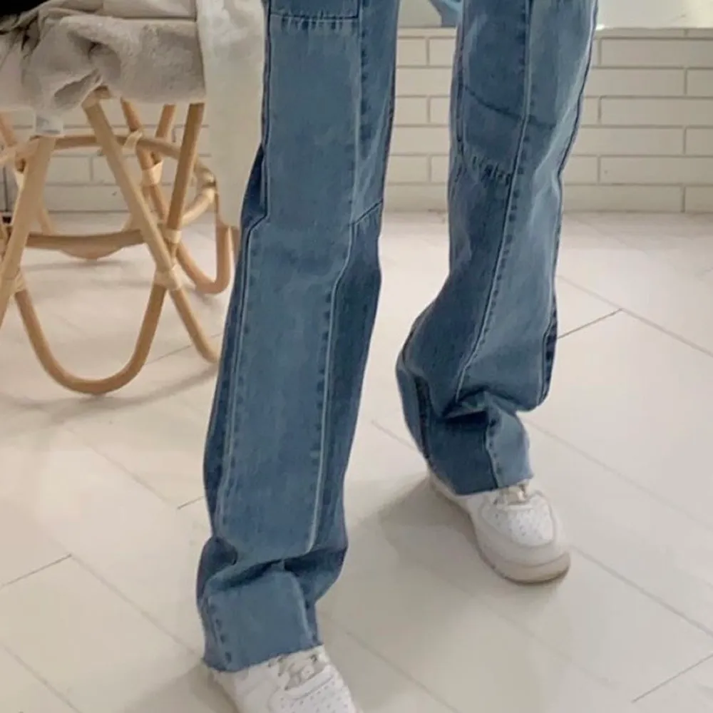 Säljer dessa coola jeans, de var lite långa på mig som är 173 som man ser på bild 2 så har klippt de några centimeter så nu passar de nån som är 167-172 typ. Men det är raw cut så vill man klippa kortare sjölv funkar det, har endast använt de ett par gånger så de är i ny skick.. Jeans & Byxor.