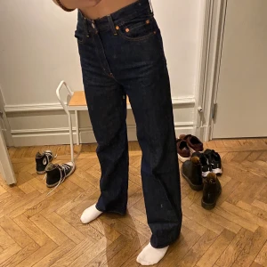 Levis jeans, ribcage wide leg storlek 27/34 - Världens snyggaste modell av Levis jeans, mörkblåa! Storlek 27/34! Jag är 175 for reference. Buda gärna i kommentarerna!❤️