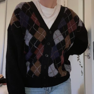 Stickad kofta, humana - Säljer min jätte snygga kofta köpt från humana!! 💜🤍🖤🤎 Den är lite oversized, men skulle säga att den sitter som M/L. Har inte fått någon användning av den ännu, så förhoppningsvis får någon annan det! Köparen står för frakten 🚛📦 