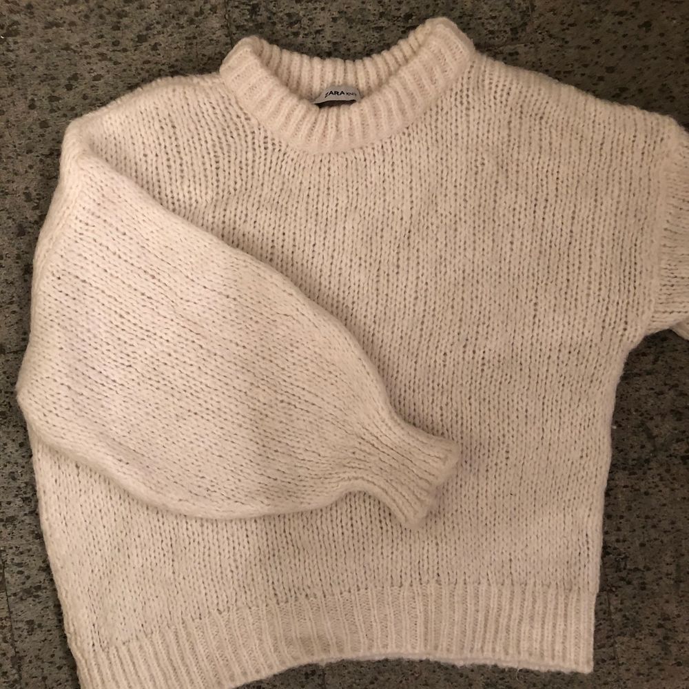 Ännu en otroligt snygg stickad tröja! Sjukt mysig och perfekt oversized. Köptes på Zara för nått år sedan men har änvänts snålt och är därför fortfarande i bra skick! Storleken är S men med tanke på att den är oversized passar den nog de flesta! Pris kan diskuteras!. Stickat.