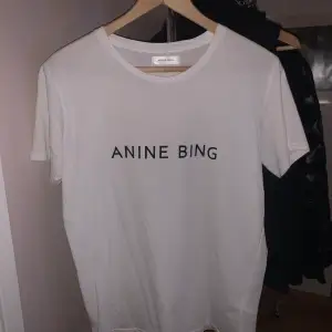 En helt ny vit T-shirt från Anine bing med tryck på både framsida och baksida. Skulle säga att den passar från XS till M beroende på vilken passform man vill ha.  Nypris är 1000 kr och jag säljer för 550 kr + frakt✨🤍