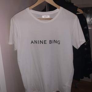 En helt ny vit T-shirt från Anine bing med tryck på både framsida och baksida. Skulle säga att den passar från XS till M beroende på vilken passform man vill ha.  Nypris är 1000 kr och jag säljer för 550 kr + frakt✨🤍