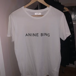 Anine aning T-shirt  - En helt ny vit T-shirt från Anine bing med tryck på både framsida och baksida. Skulle säga att den passar från XS till M beroende på vilken passform man vill ha.  Nypris är 1000 kr och jag säljer för 550 kr + frakt✨🤍