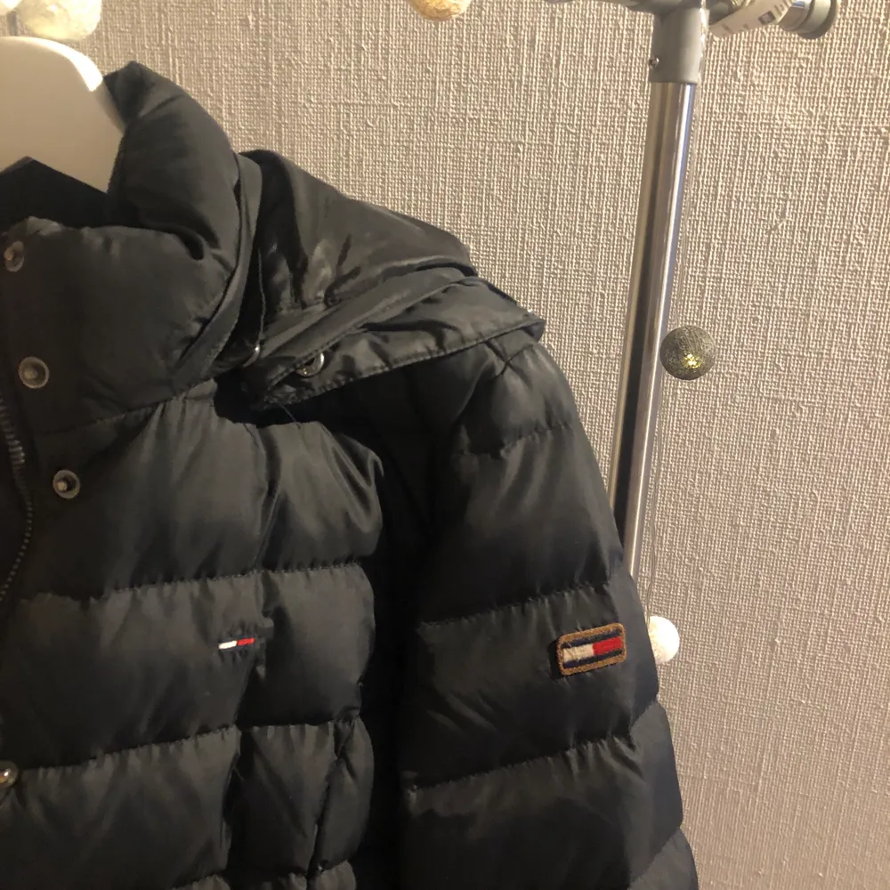 Tommy Hilfiger jacka välanvänd men i jättebra skick. Finns päls (fake päls) att sätta på men som jag valt att ta av och som jag nu inte hittar. Nypris 2599kr. Passformen är lite mer åt det figursydda hållet. Storlek XS-S. Vid budgivning höjs priset minst med 30kr exklusive frakten. Skicka privat för fler bilder❤️. Takit.