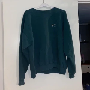nike vintage sweatshirt 💚 - storlek L 💚 jättefint skick & felfri ☺️ bud från 200kr ‼️ BUD MÅSTE ÖKA MED 10kr 