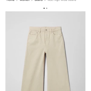 Weekday jeans  - Säljer dessa sjukt snygga weekday jeans i modellen Ace. Storleken är 25/30 och jag säljer för de sitter tajt i midjan på mig! Använda två gånger så nyskick! Köpte för 500kr säljer för 150kr+frakt.