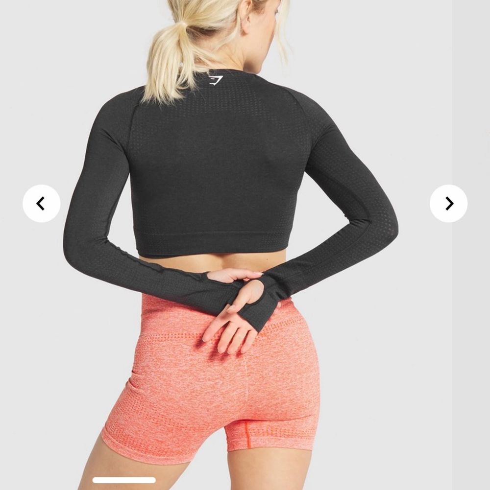 Säljer min crop top från Gymshark då den inte sitter som jag vill på mig, är M vanligtvis och den var väldigt liten i storleken. Skulle säga att den passar XS/S/M beroende på hur tajt man vill att den ska sitta. Endast använd en gång därav priset!💕. Huvtröjor & Träningströjor.