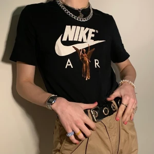 Svart Nike air graphic T-shirt med gudinna staty tryck - Svart Nike Air graphic tee/t-shirt med logo tryck + sååå coolt tryck av en gudinna i form av en staty ⛲️ Perfekt plagg för att spicea upp dina basics, den är perfekt passform för att kunna både kläs upp och kläs ner + de ultimata färgerna för att matcha till både blåa jeans, färgade jeans, jordnära färger och sneakers!  Alla priser är inkl. frakt och alla plagg tvättas innan de skickas iväg