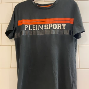 Philip Plein t-shirt  - Bara att buda på. Storlek S, ganska välanvänd fast i bra skick. Orginalpris 1500 kr frakt ingår ej i priset