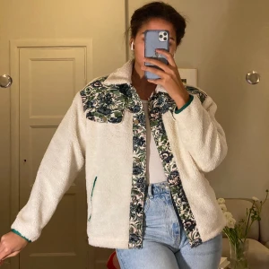 Topshop fleecetröja stl 40 - Skickas endast -köparen står för frakt.  För referens är min längd 174 cm.