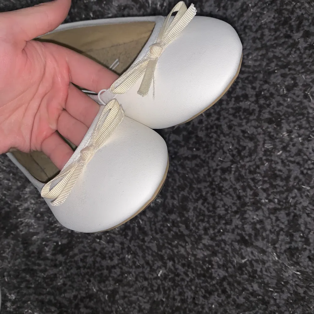 Har inte använt dessa skor någongång pga att jag har för små fötter. Det är ett or vita ballerina.. Skor.