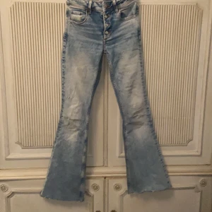 Urtvättade jeans - Ett år urtvättade jeans med bootcut. Har även en rad med knappt istället för dragkedja. Supercoola! Väl använda. Möts upp inne i Stockholm eller fraktar men då bekostar du den själv. 