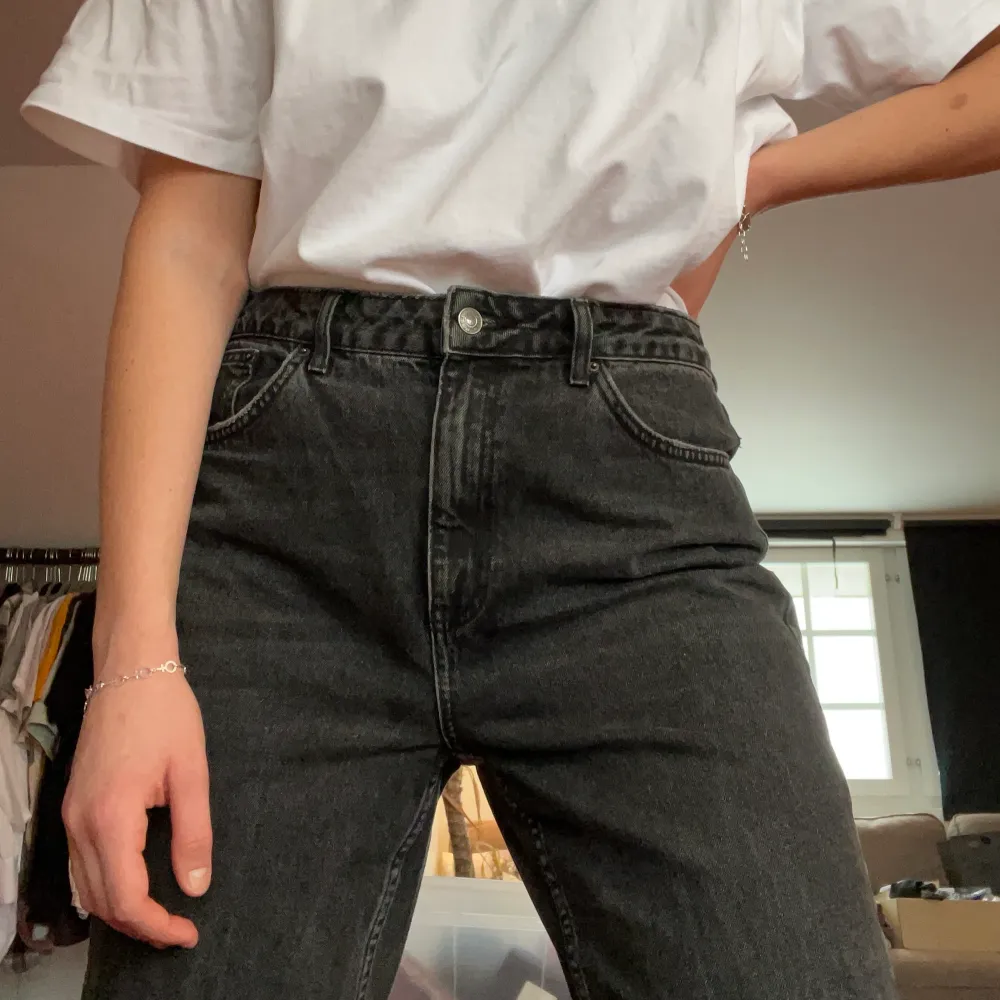 Jag säljer nu dessa snygga mom jeans från topshop! De är från deras tall kollektion, så de är väldigt långa! Byxorna har en snygg svart tvätt. Storlek W32 L36. . Jeans & Byxor.