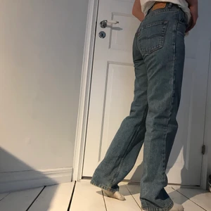 Trendiga breda jeans - Breda jeans från Jacksonville. Waist: 29, Length: 30. Använda endast en gång så inga tecken på användning finns ännu, väldigt bra skick alltså. Köparen står för frakten som ligger på 66 kr. Hör av dig om du är intresserad❤️
