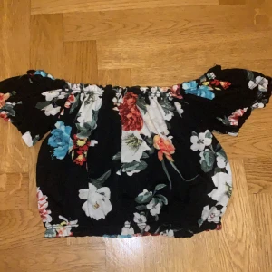 off shoulder tröja  - superfin blommig off shoulder topp från gina tricot, köpt för länge sedan och väldigt sparsamt använd🥰 frakt tillkommer🥰