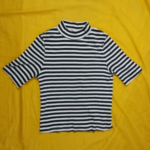 Randig turtleneck - Tajt t-shirt med liten krage och halvlånga armar // från Divided/HM