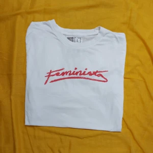 T-shirt Dedicated - Med tryck Feminista // liten medium // bra skick