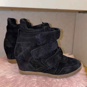 Isabel marant inspirerande skor  - Märket heter j shoes köpta från Nilsons shoes för 1300 kr. Dem är fortfarande i nytt skick. Väldigt bekväma. 