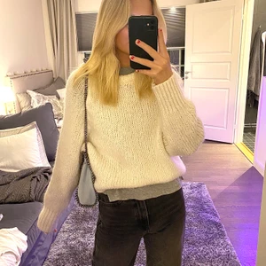 Stickad tröja - As snygg vit stickad tröja från Zara i ull. Knappt använd alls! Storlek S men den e ganska rymlig så passar säkert större också! Buda från 150!