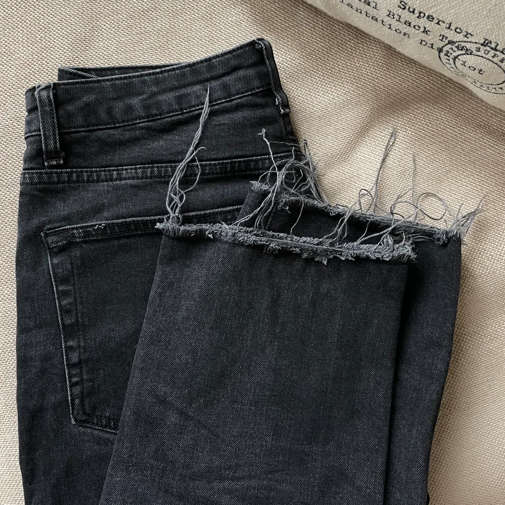 Ankel-långa, raka och högmidjade i momjeans-modell, i bra skick! Från Topshop, W28/L30. Säljs pga lite för stora för mig, väldigt snygga och sköna jeans framförallt! . Jeans & Byxor.