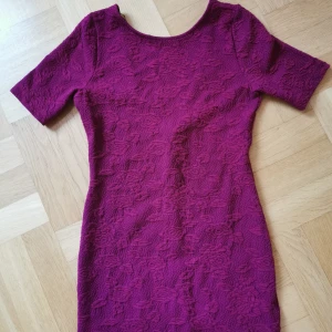 Bodycon klänning H&M - Jättefin bodycon klänning från H&M, oanvänd med prislapp kvar. . Mönster av rosor och djup urringning i ryggen. 