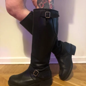 Johnny Bull svarta skinn 39 - Johnny bulls . 39 or  Ca 4 år gamla. Använda ca 5 ggr. Hela och rena nästan i nyskick #stövlar  Dom har blivit bortglömda i en garderob hos mig! Dom vill ha ett nytt nu! :) kan skickas, mottagaren betalarfrakten . Bud 