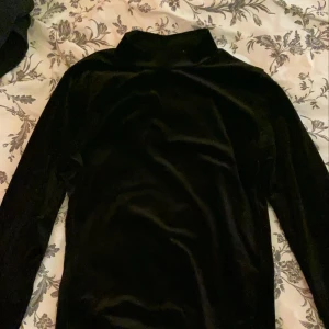 Svart sammetströja - Svart sammets tröja, super mysig, ifrån gina. 30kr +frakt(skriv för att få bild på hur den ser ut på)