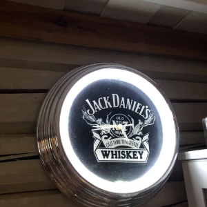 Stor väggklocka jack Daniels med belysning - I superfint skick! Mått ca 40 cm i diameter. Samfraktar gärna, kika in mina övriga annonser! Djur och rökfritt hem.