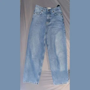 Vida jeans - Vida jeans i rak modell från Zara i modellen Noki. Slutsålda och går inte längre att få tag på. 😊              I nyskick eftersom de är använda högst tre ggr då de inte riktigt passar mig. Bud från 200 i kommentarerna och budtid sätts efter första bud. Frakt tillkommer. 