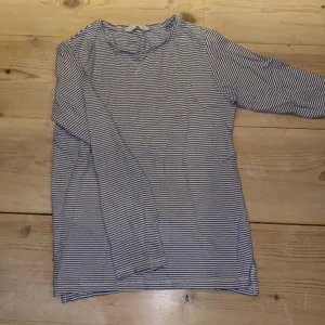 Randig långärmad t-shirt mango - Jättefin långärmad mango t-shirt vit med smala mörkblå ränder.🤍💙 Bra/acceptabelt skick då den har två små fläckar (se bild 3). Säljer pga för liten. (Storlek XXS/ 11/12 år, jag är XS/S). Superskön, mjuk och bekväm då det endast är 100% cotton/bomull. Passar bra till tex mörkblå jeans eller shorts. (Självklart stryker jag den innan försäljning) DM vid intresse/frågor/fler bilder.❣️(Det kan du göra här under där det står ”kontakta”) Avhämtning på Södermalm eller frakt till självkostnadspris.:)