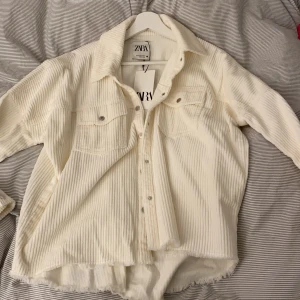 Zara vit manchesterjacka storlek xs - Prislappen är kvar! Passar även s och m!  