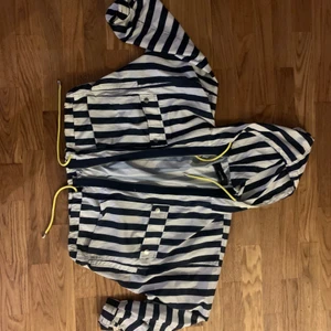 En regn 🌧 jacka från zara u storlek S - Detta är en väldigt snygg jacka som har coola detaljer🌊 jackan är inte både snygg med oxå praktisk💚