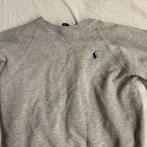 Grå sweater  - Säljer denna fina gråa tröja från Polo Ralph Lauren. Den är i väldigt bra skick! Hör av er privat vid intresse 💖