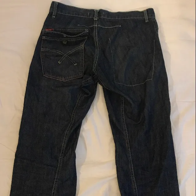 lågmidjade jeans, köpte second hand. passar tyvärr inte mig längre, men är väldigt snygga på. inte så användna, och i gott skick. . Jeans & Byxor.