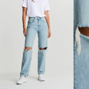 90s high waist jeans  - Säljer Gina tricots populära 90s high waist jeans med hål på knäna. Helt oanvända i förpackning ännu. Säljer då jag har två par, sitter bra på och är långa!!                                                                             Storlek 36, nypris 599 kr                                                Budgivning pågår, högsta bud just nu 410 kr + frakt