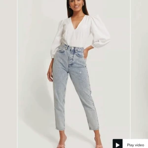 oanvända jeans från nakd, storlek xs/s - säljer dessa fina oanvända mom jeans från nakd eftersom de är i fel storlek därav aldrig använda. är i storlek 32 men är mer som 34/36 då jag som vanligtvis har 32 är förstöra för mig. pris kan diskuteras vid snabbaffär 