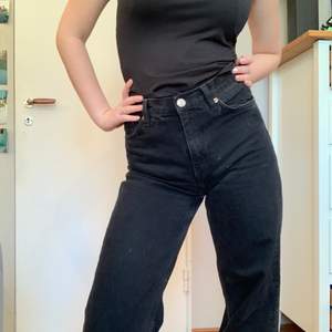 Svarta jätte fina jeans från Monki. Jätte fint skick men används inte längre tyvärr. Det är modellen Yoko som är raka och lite utsvängda. Slutdatum för budande 7/2