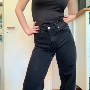 Yoko Jeans - Svarta jätte fina jeans från Monki. Jätte fint skick men används inte längre tyvärr. Det är modellen Yoko som är raka och lite utsvängda. Slutdatum för budande 7/2