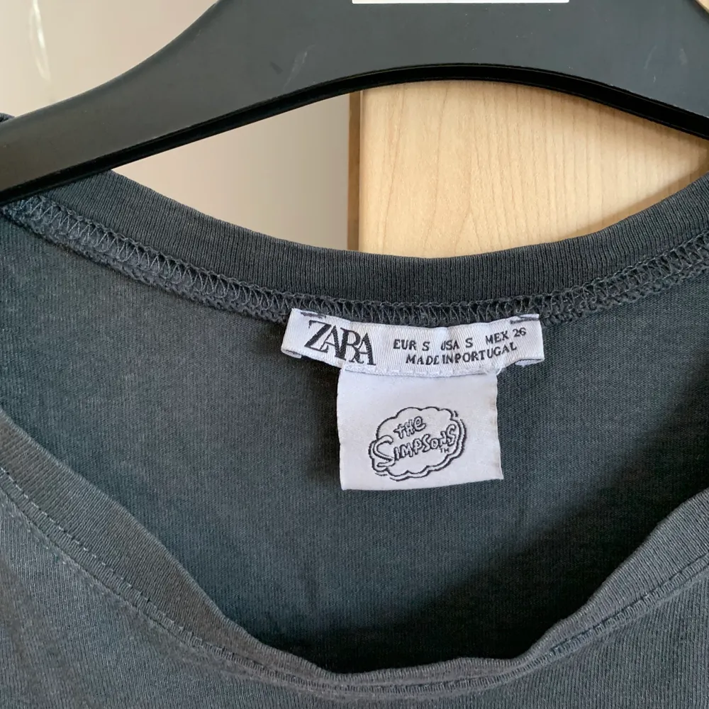 En grå cool T-shirt med fränt tryck. Köpt på Zara i Polen från ”The Simpsons” kollektionen ✨ . T-shirts.