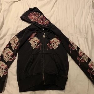 Ed hardy kofta - Ed Hardy kofta från tidigt 2000tal, saknas några stenar men inget man ser, skulle säga att den passar en xs-m beroende på hur man vill att den ska sitta, säljer den för jag tycker den är lite tajt. Kan sänka pris vid snabb affär 