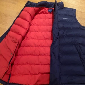 GANT dunväst - Storlek:176 Färg:mörkblå, Helt ny. Inköpt på kidsbrandstore