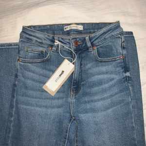 Helt nya jeans från Ginatricot  - Helt nya jeans från Ginatricot! Superfina jeans med fin passform men har tyvärr aldrig kommit till användning. Modellen heter Molly original och är i storlek M. Nypris är 400kr. Hör av er om ni har några frågor, tack :) 