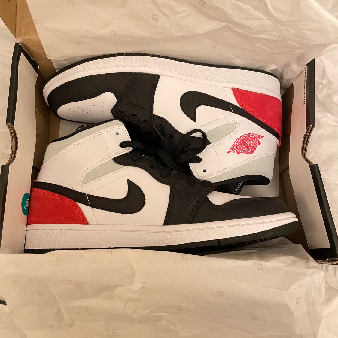 Jordans 1 mid storlek 42 från Basketzone