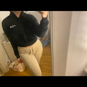 Fila topp - Jätte cool tjocktröja spm ändå framhäver midja, knappt använd.