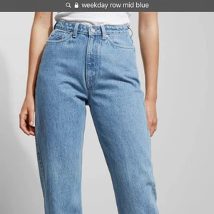 Weekday Rowe jeans  - Säljer mina rowe jeans från weekday då de tyvärr är förstora. Storlek 26/32 o passar perfekt i längden på mig som är 164 då de går över skorna. Byxorna kostar 500kr nypris o är slutsålda överallt. Skickar egna bilder
