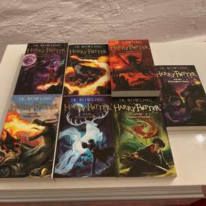 Harry Potter Böcker på engelska, nyskick 10/10. 100 kr styck eller 500 för alla 🤍 (köparen står för frakt)