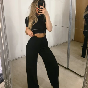 Byxor i flared modell  - Snygga byxor i flared modell som framhäver midjan med sin skärning framtill. Otroligt sköna och stretchiga. Storlek XS men passar även mig som har storlek S. Nyskick.  