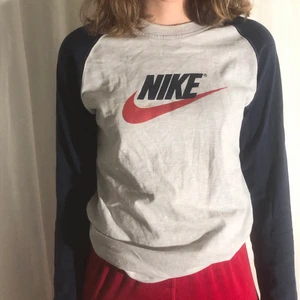 Långärmad Nike-tröja - Långärmad vintage tröja från Nike i fint skick. Favorit länge men används inte lika mycket längre tyvärr. Passar storlek XS-M. Tyvärr fläck vid loggan (se bild 2), men går nog bort om man försöker. Pris exklusive frakt, skriv gärna om fler frågor.