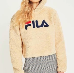 FILA cropped teddy hoodie - Beige nästan oanvänd cropped teddy hoodie från FILA. Storlek XS. Köparen står för fraktkostnaden.